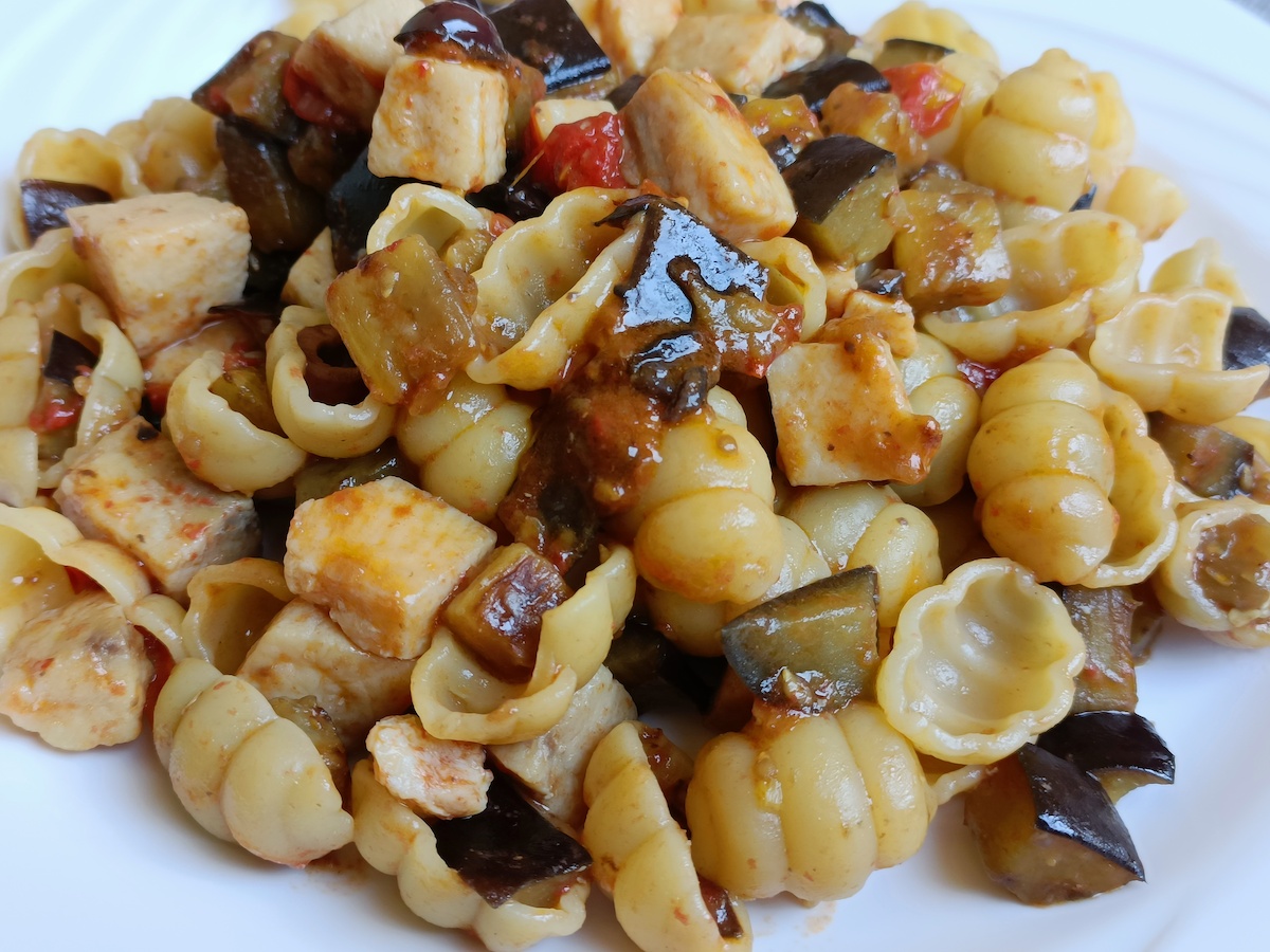 Pasta con pesce spada e melanzane