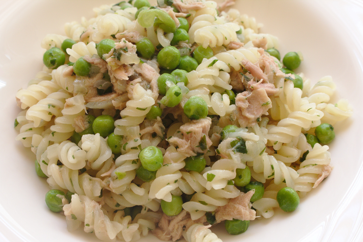 Pasta con piselli e tonno