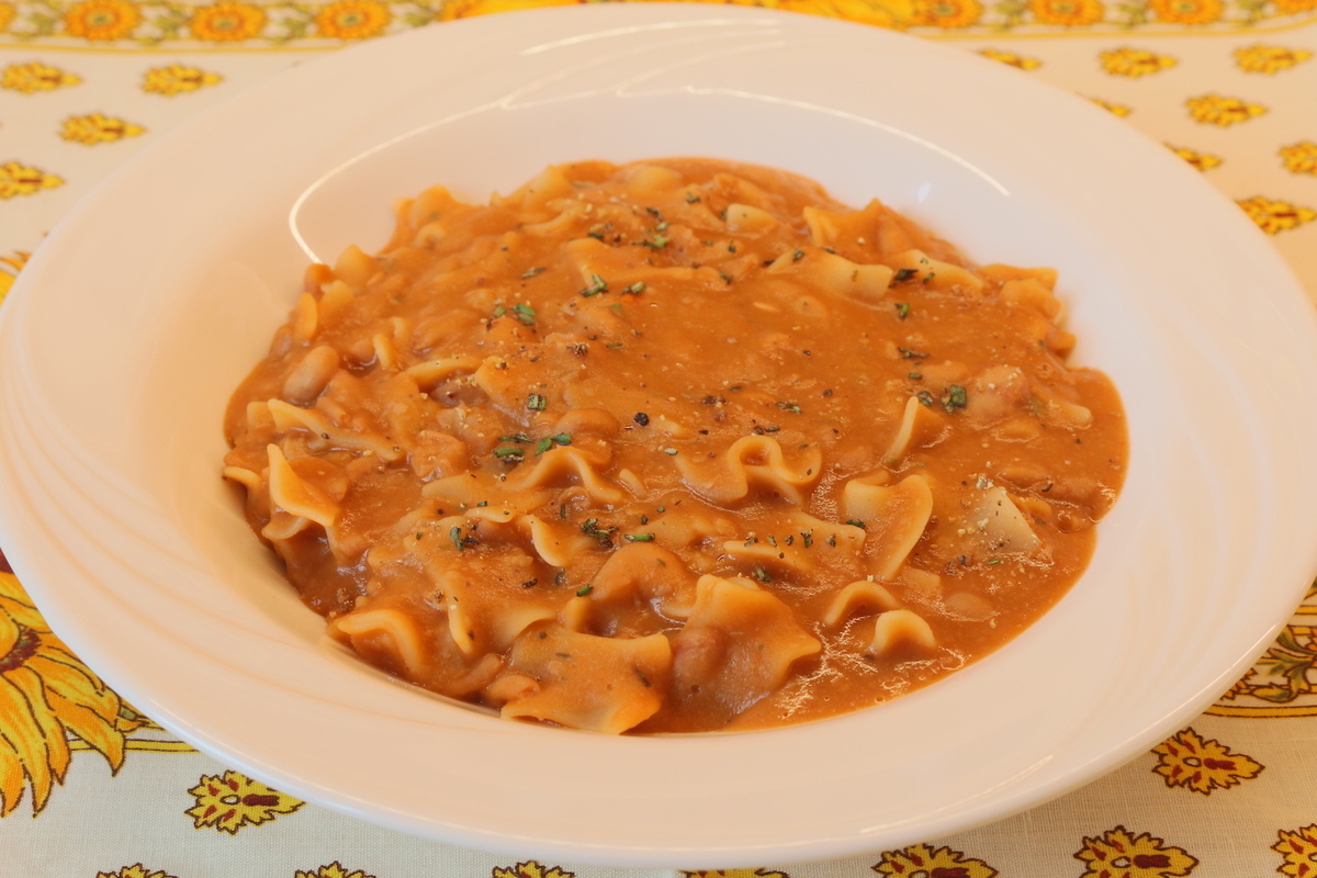 Pasta e fagioli con pomodori