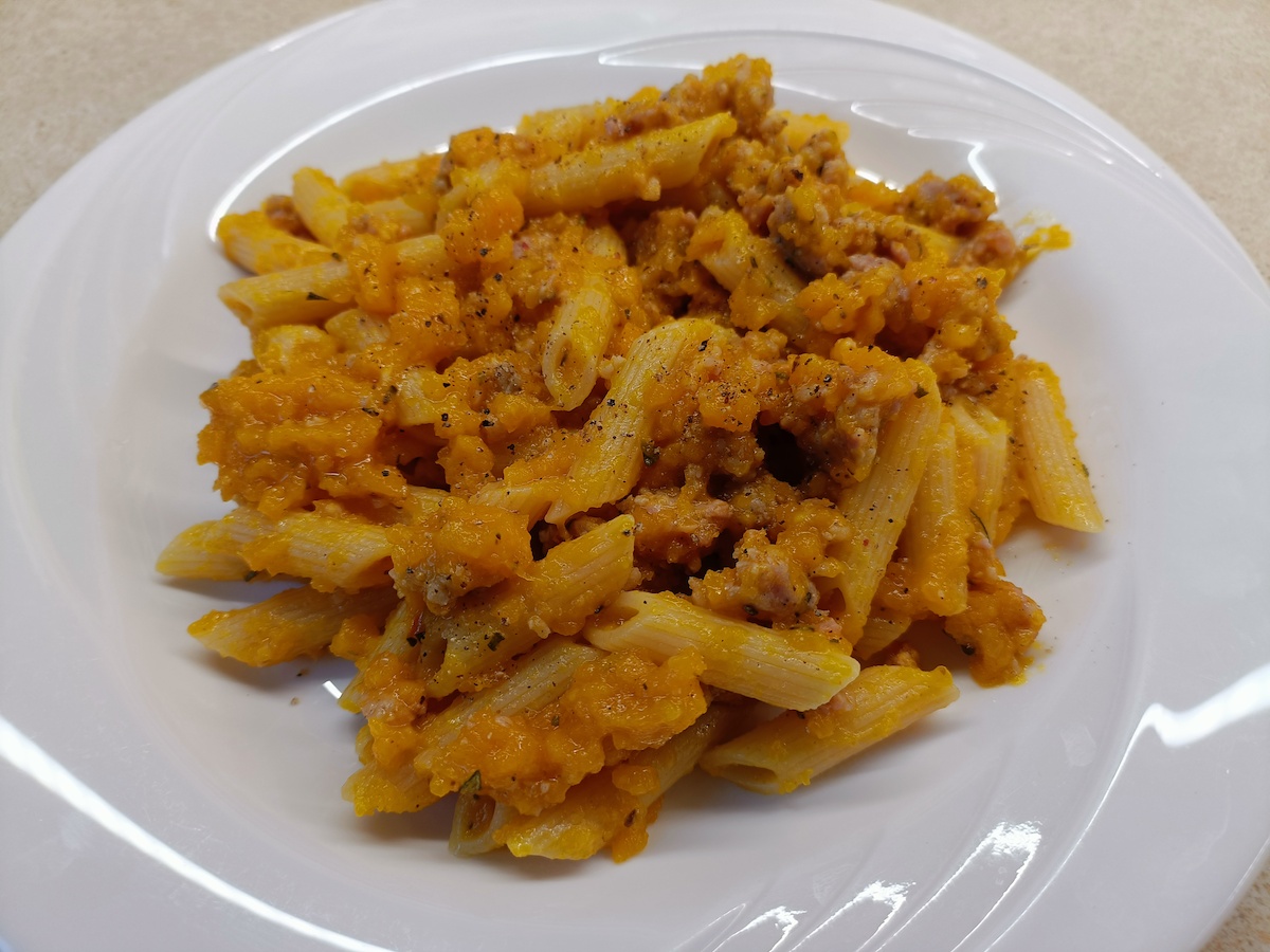 Pasta con zucca e salsiccia