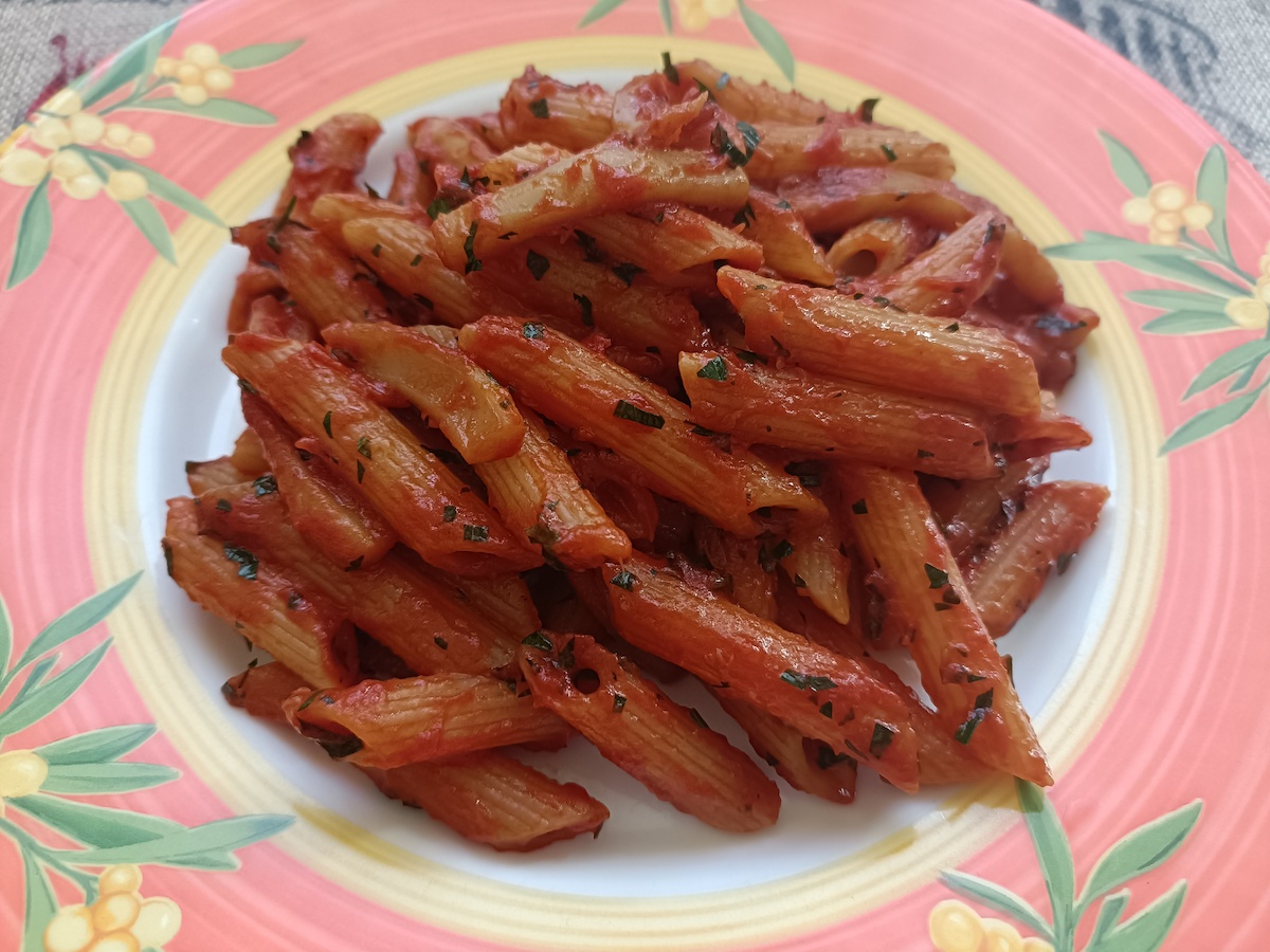 Penne con le seppie e passata di pomodori