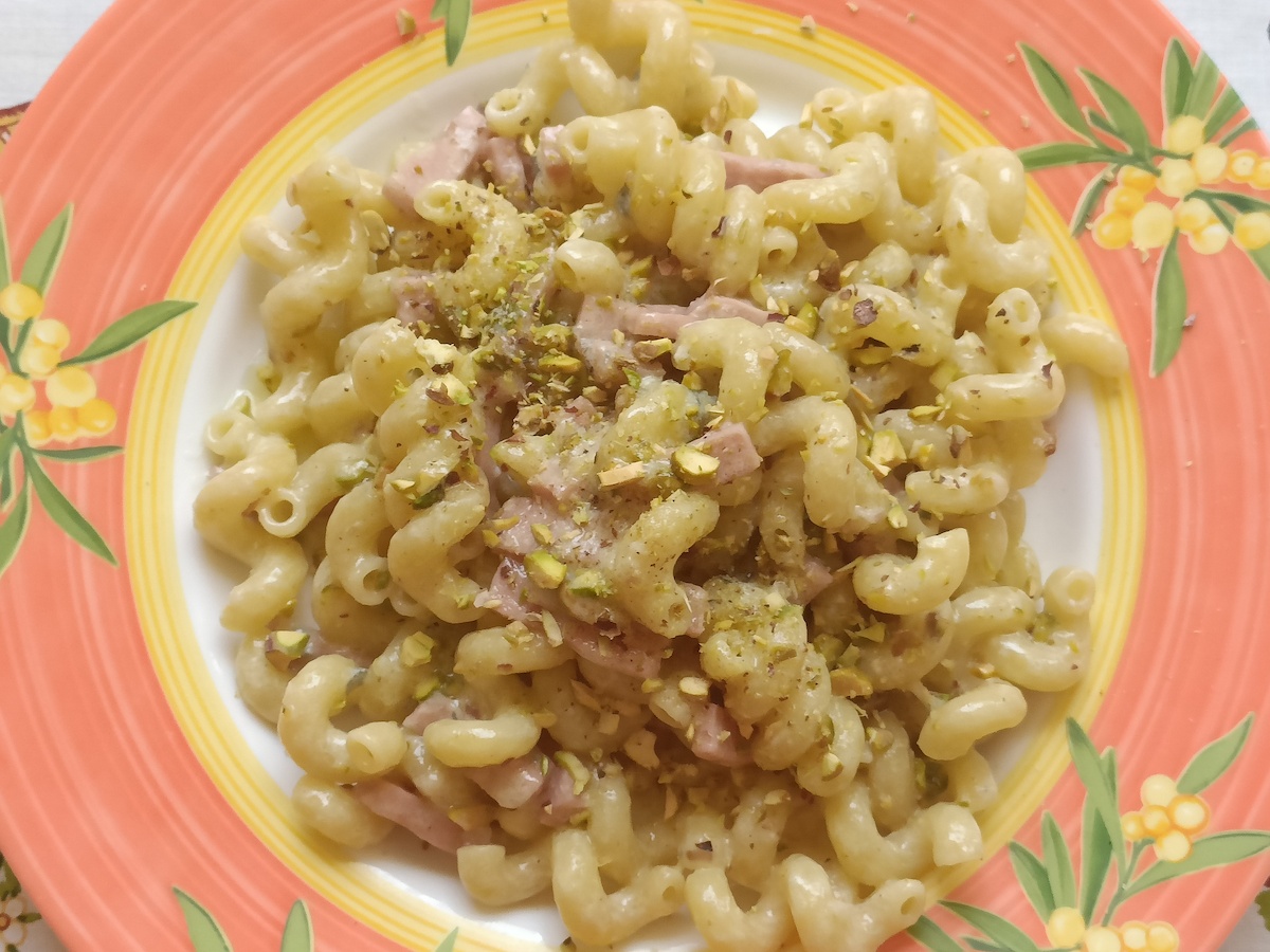 Serpentini con mortadella a pistacchi