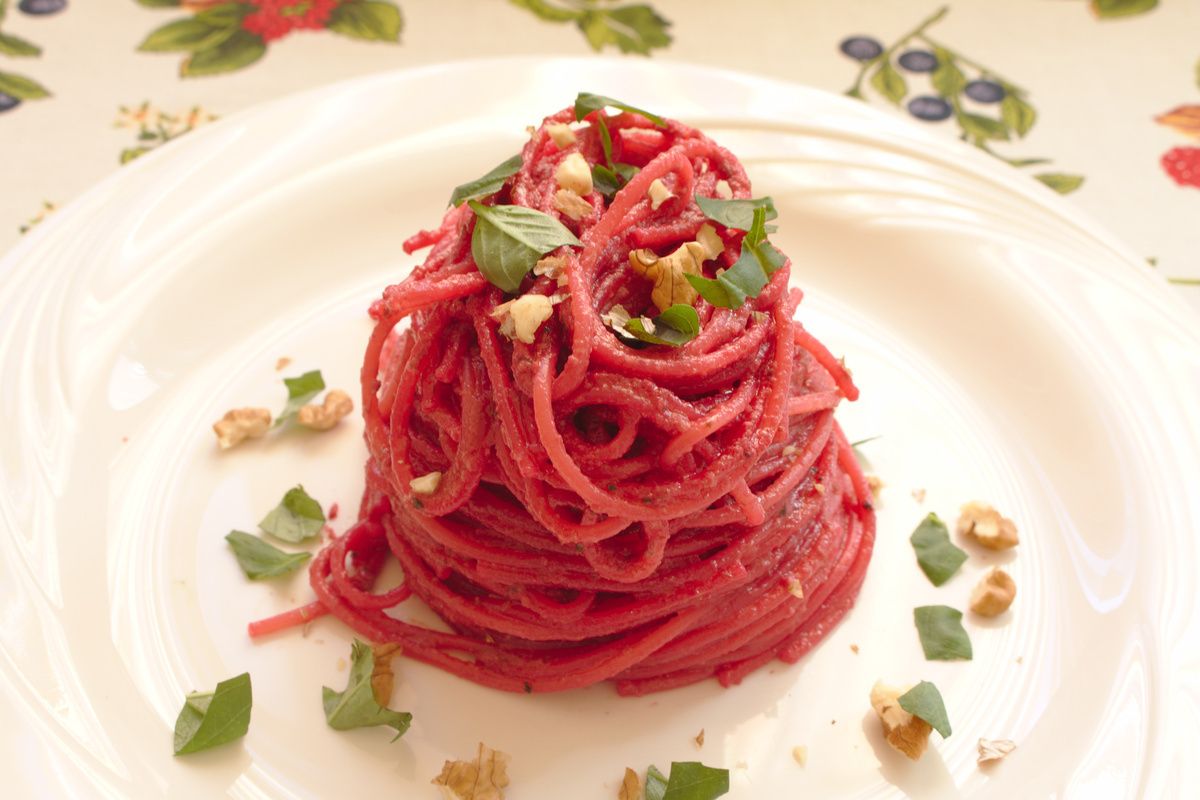 Spaghetti con barbabietola rossa e noci