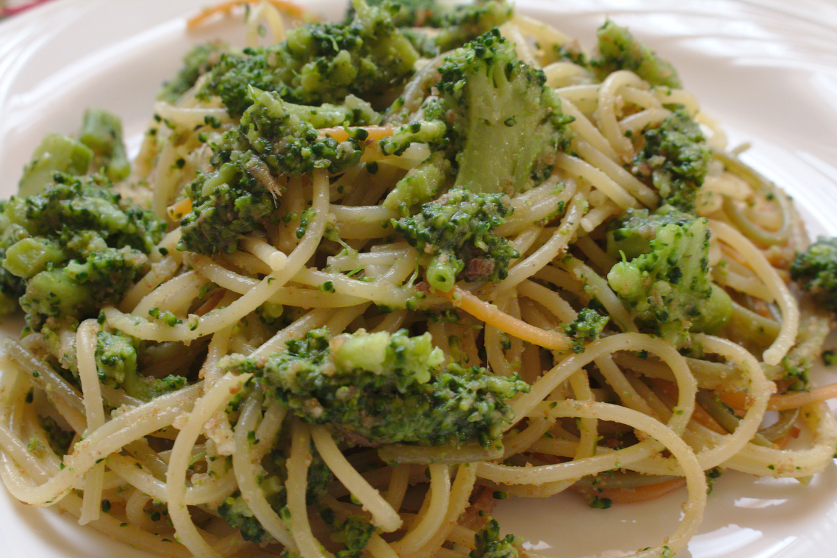 Spaghetti con broccoli e acciughe