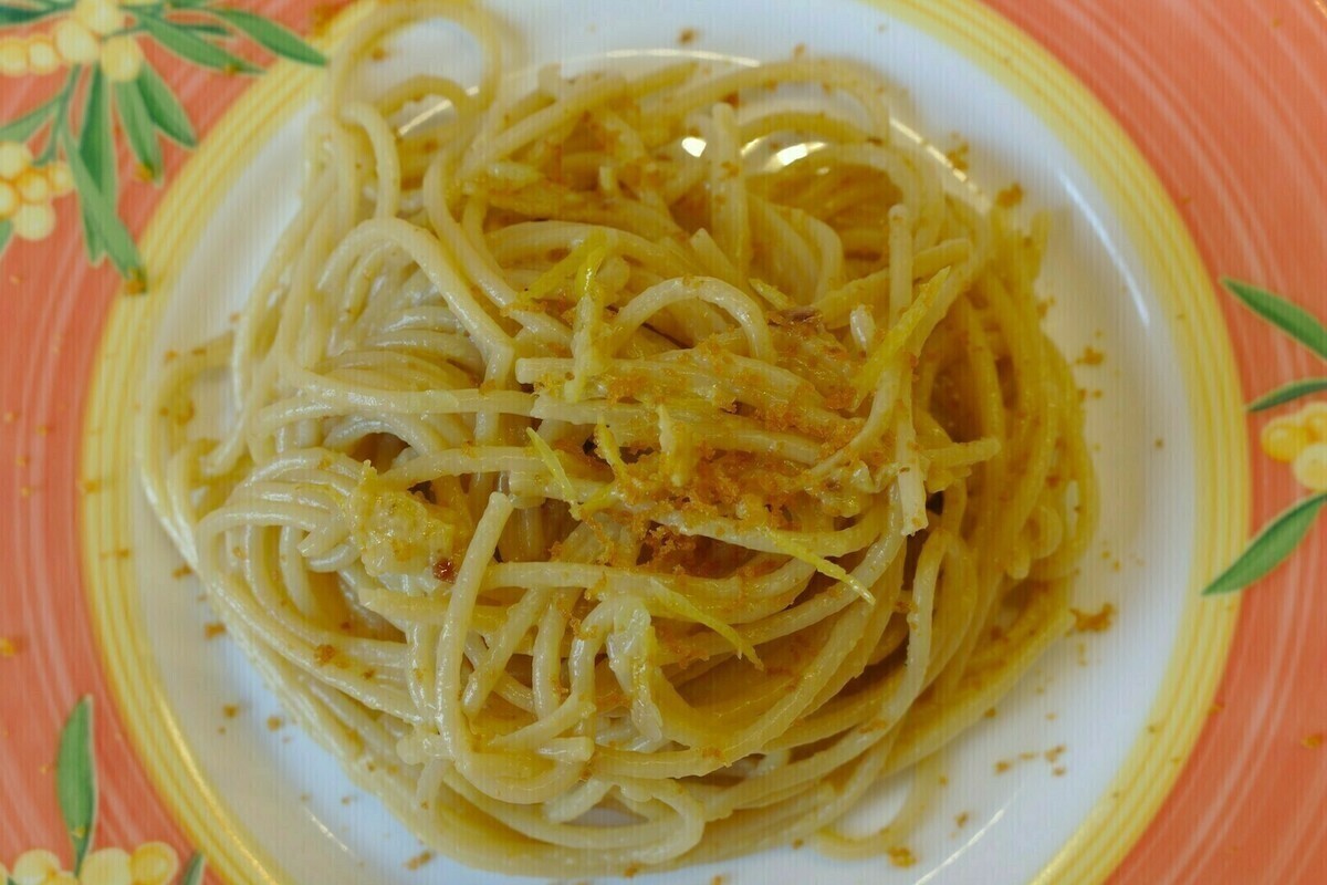 Spaghetti con la bottarga e buccia di limone