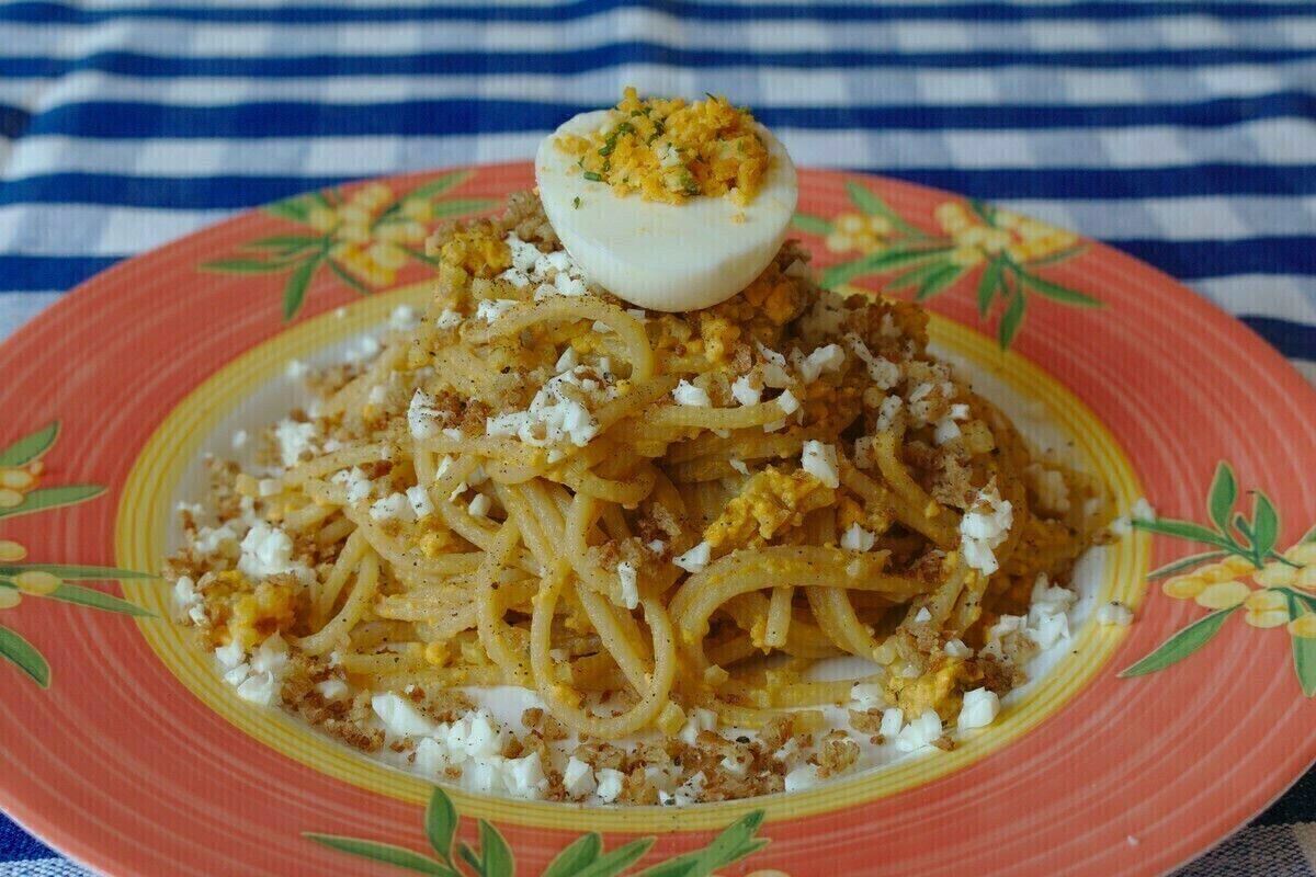 Spaghetti con le uova sode e acciughe alla rustica