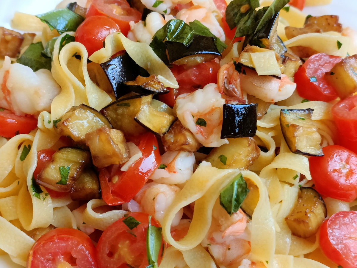 Tagliatelle con gamberi e melanzane