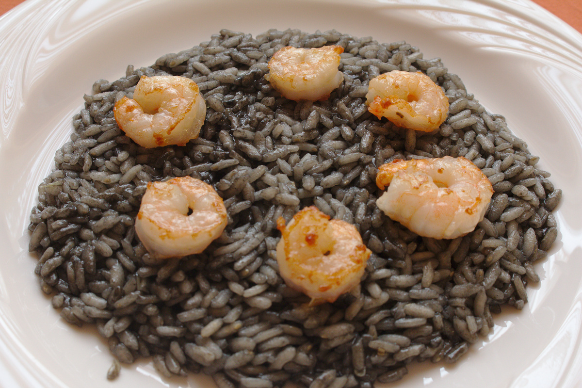 Risotto al nero di seppia con gamberi