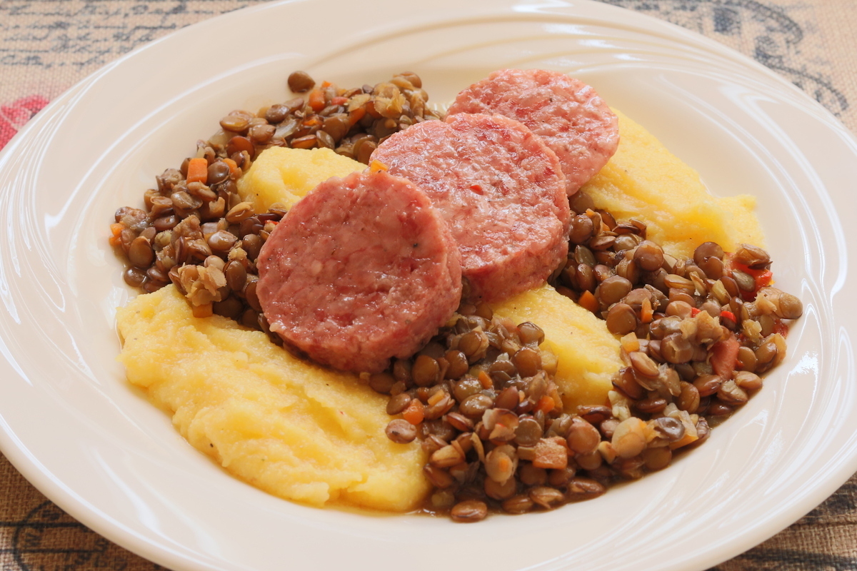 Cotechino con lenticchie e polenta