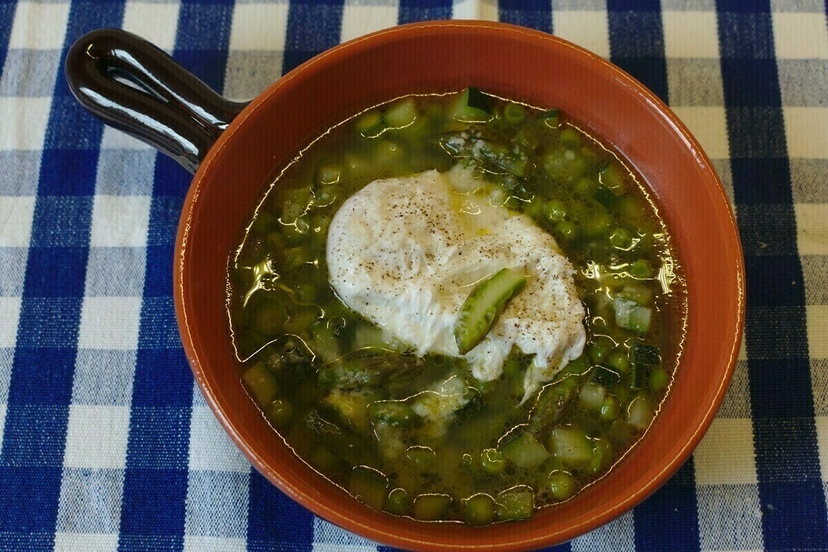 Minestra di asparagi, piselli e zucchine