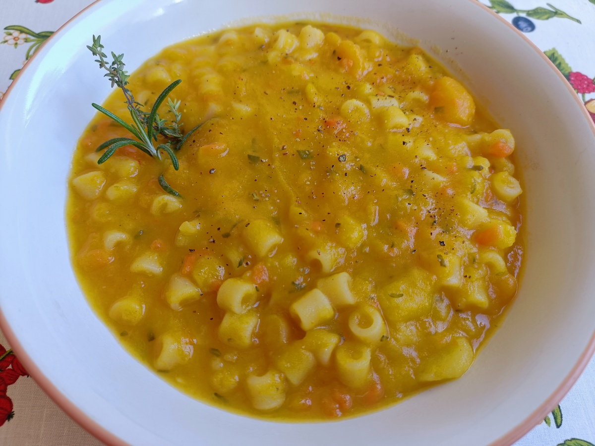 Minestra di patate, zucca e pasta